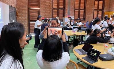 Lehrerfortbildung im Hilfsprojekt Smiling Gecko Lehrpersonen aus Kambodscha fotografieren mit iPad