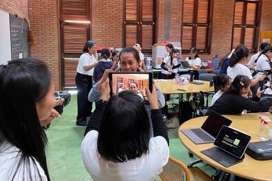 Lehrpersonen aus Kambodscha fotografieren mit iPad