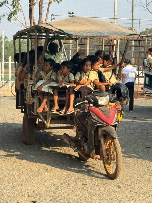 Transport der Kinder in Kambodscha von der Schule nach Hause