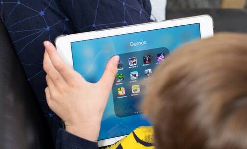iPad als Spielgerät einsetzen Ein Junge verwendet sein iPad fürs mobile Gaming
