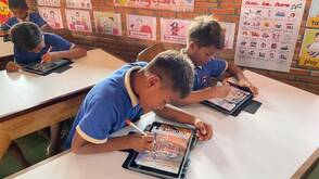 Zwei Jungen zeichnen auf dem iPad im Hilfswerk Smiling Gecko