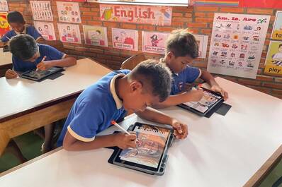 DQ Solutions hilft in der Schule bei Smiling Gecko Zwei Jungen zeichnen auf dem iPad im Hilfswerk Smiling Gecko