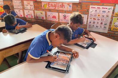 DQ Solutions hilft in der Schule bei Smiling Gecko Zwei Jungen zeichnen auf dem iPad im Hilfswerk Smiling Gecko