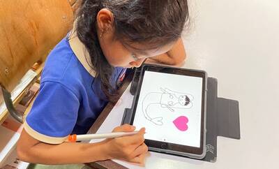Bei Smiling Gecko können Kinder auch mit iPad lernen Ein Mädchen zeichnet eine Meerjungfrau auf dem iPad