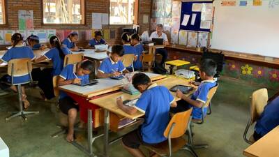 Klassenzimmer bei Smiling Gecko Beim Zeichnen auf dem iPad sind alle konzentriert im Klassenzimmer