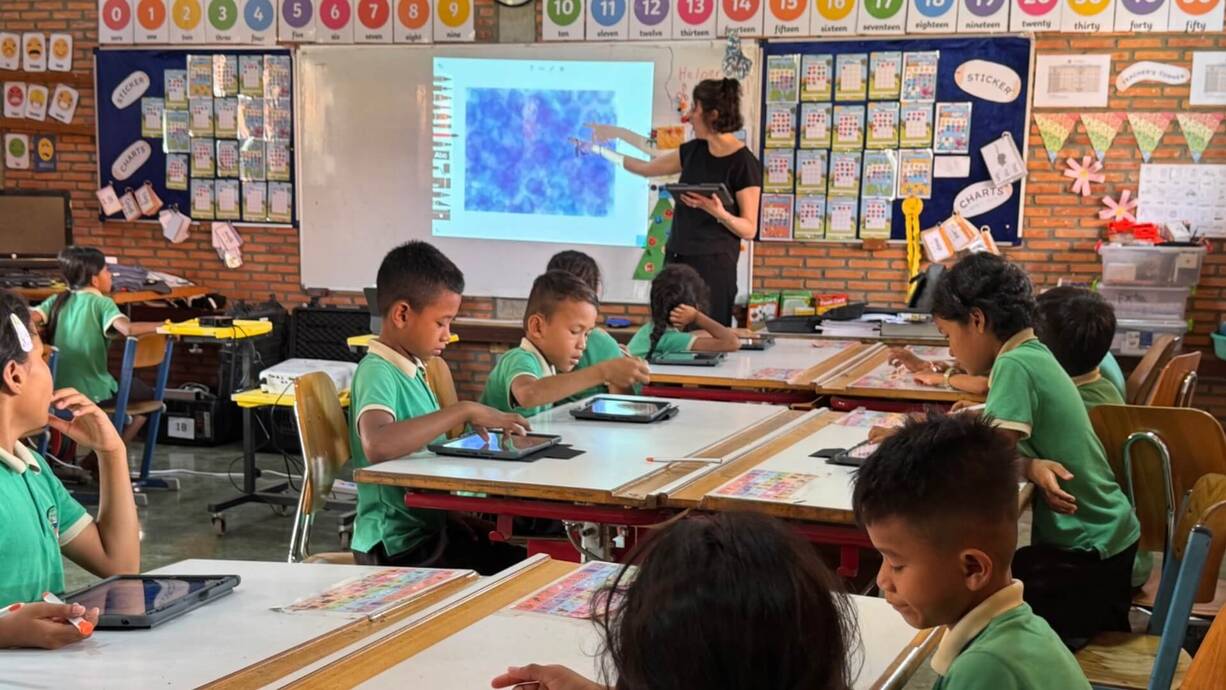 Nadine Christinger erklärt die Aufgabe in der Klasse bei Smiling Gecko