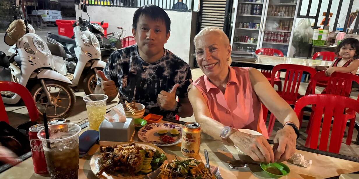 Smiling Gecko Team beim Abendessen Sam und Barbara von Smiling Gecko
