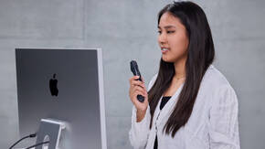 Medizinische Fachperson diktiert einen Arztbericht 