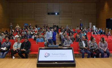 Eintreffen und Platz finden für die ersten Keynotes