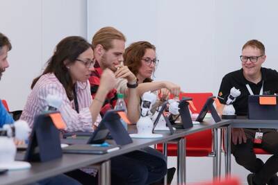 Lehrpersonen lernen, einen Roboter zu programmieren Workshops zur Steuerung von Robotern