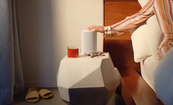 Einfach zu bedienen – Sonos Lautsprecher Era 100 Sonos Era 100 im Schlafzimmer