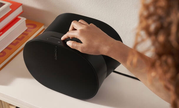 Sonos Speaker Era 300 ist einfach zu bedienen Per Knopfdruck die Lautstärke des Sonos Era 300 regulieren