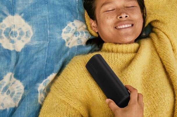 Tragbarer Speaker Sonos Roam 2 bringt dich zum lächeln Sonos Roam 2 kann einfach mitgenommen werden
