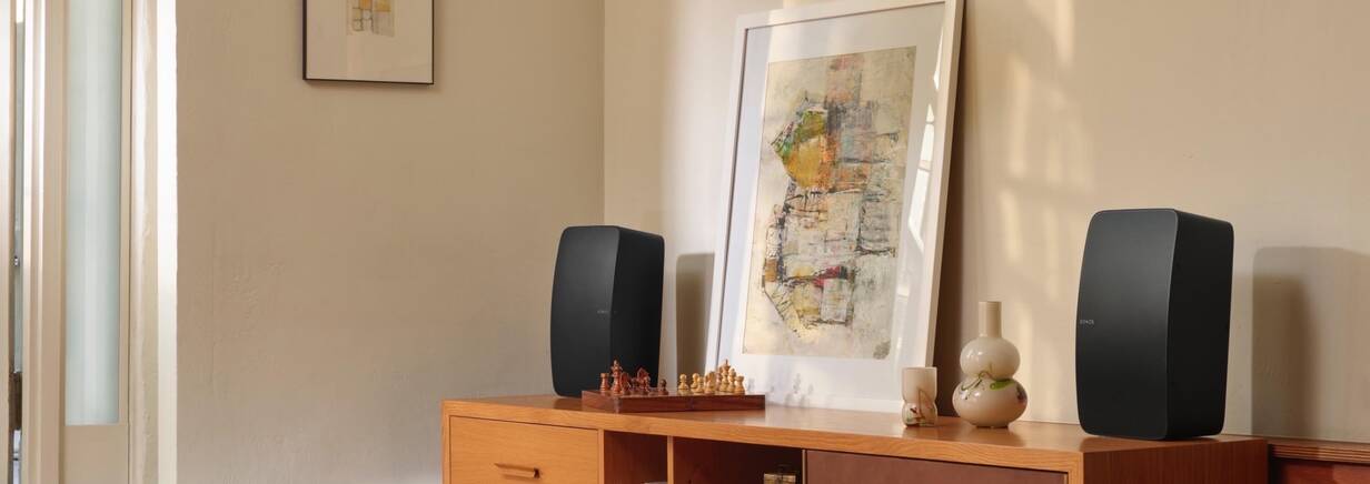 Zwei Sonos Five Lautsprecher spielen gut zusammen Sonos Five beeindrucken optisch genauso wie akustisch