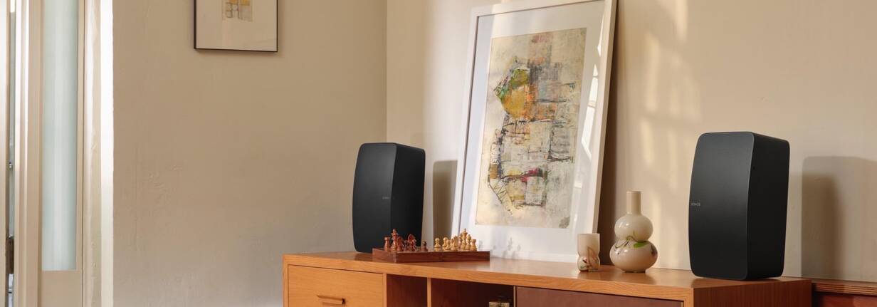 Zwei Sonos Five Lautsprecher spielen gut zusammen Sonos Five beeindrucken optisch genauso wie akustisch