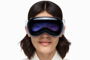 AR-Headset Apple Visions Pro Apple Visions Pro getragen von einer Frau