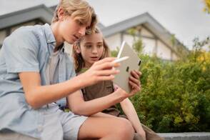Schüler und Schülerin bei der Anwendung von Apple Intelligence Apple Intelligence verwenden zum Lernen