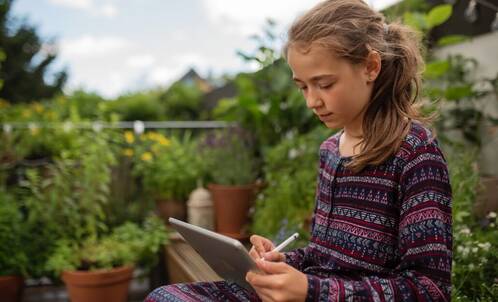Mädchen draussen mit iPad
