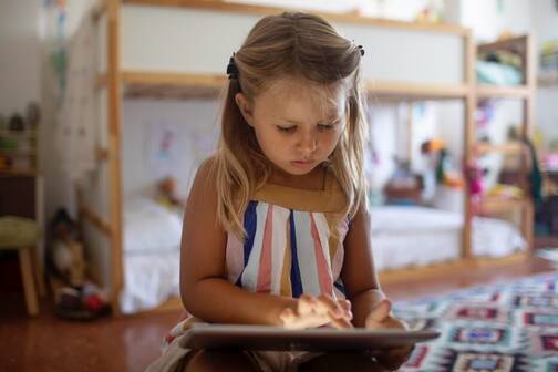 Schon früh den Umgang mit KI lernen Schülerin beim Schreiben auf iPad