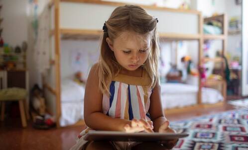 Schülerin beim Schreiben auf iPad