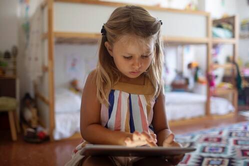 Schülerin beim Schreiben auf iPad