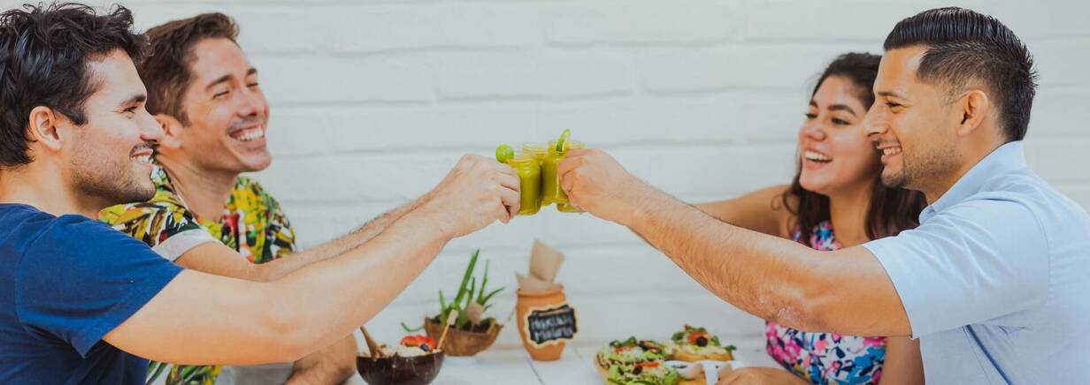 Mit Tricount lassen sich Kosten einfach aufteilen Gruppe von Menschen beim gemeinsamen Essen