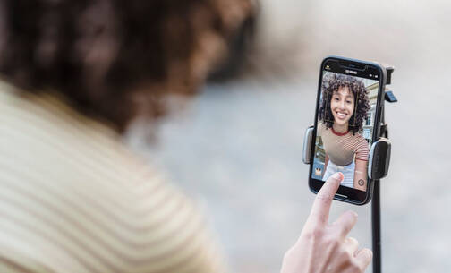 Video Editor App gratis Frau nimmt Video auf mit iPhone