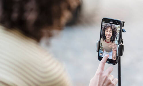 Frau nimmt Video auf mit iPhone