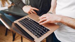 Hände auf MacBook - MDM-Einstellungen Mobile Device Management Einschränkungen (freepik.com)