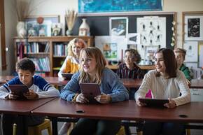 Eine Schulklasse und Kinder mit iPad