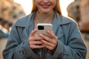 Daten auf neues iPhone übertragen Junge Frau richtet ihr neues iPhone ein