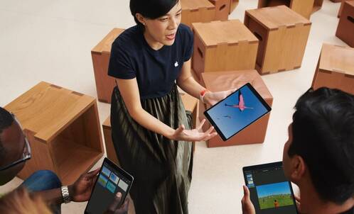 Lehrperson zeigt Kollegen etwas auf dem iPad