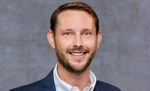 Reto Gauch von DQ Solutions lächelt in die Kamera 