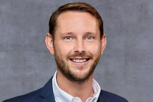 Reto Gauch von DQ Solutions lächelt in die Kamera 