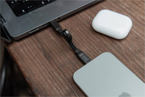 Nomad-ChargeKey-V2-240W-magnetisches-USB-C-auf-USB-C-Ladekabel-0-12-m-Schwarz-08.jpg Nomad-ChargeKey-V2-240W-magnetisches-USB-C-auf-USB-C-Ladekabel-0-12-m-Schwarz-08.jpg