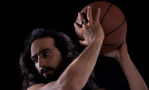 Mann mit Ultrahuman Air am Finger spielt Basketball