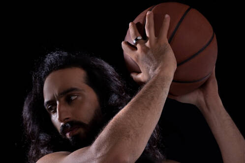 Mann mit Ultrahuman Air am Finger spielt Basketball