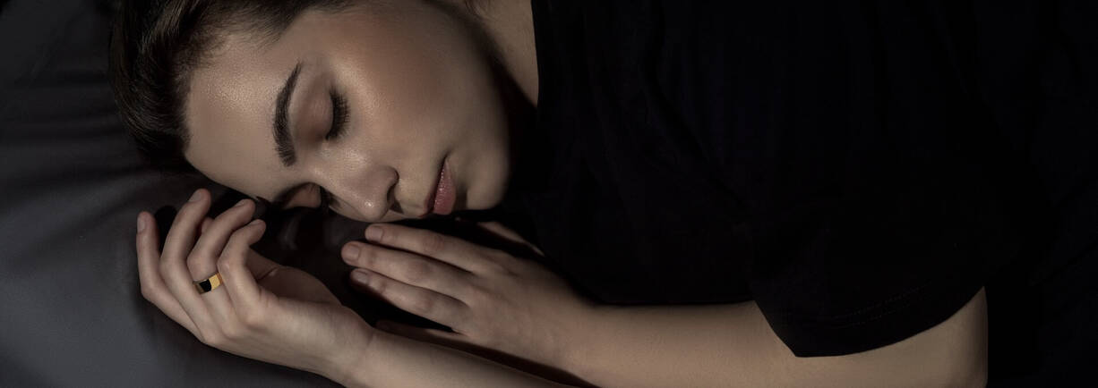 Schlafende Frau trägt Ultrahuman Ring Air