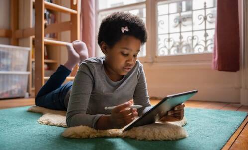 Mädchen löst Aufgabe auf iPad