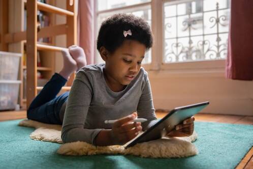 Mädchen löst Aufgabe auf iPad