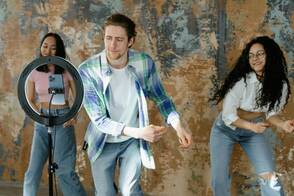 Tanz Filmen mit iPhone und Ringlicht (Foto: Mart Production / pexels) Videoproduktion mit iPhone - Gruppe beim Tanzen
