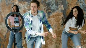 Videoproduktion mit iPhone - Gruppe beim Tanzen