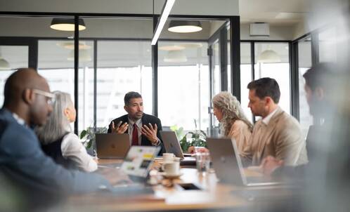 Lehrpersonen an einer Sitzung in hellem Raum