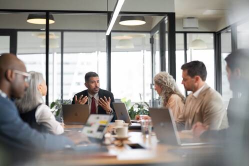 Lehrpersonen an einer Sitzung in hellem Raum