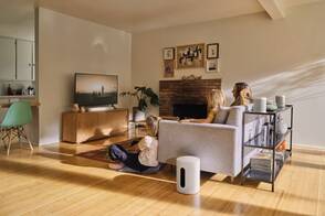 Soundbar und Subwoofer von Sonos im Einsatz (Foto: Sonos) Wohnzimmer mit Heimkino und den Geräten von Sonos