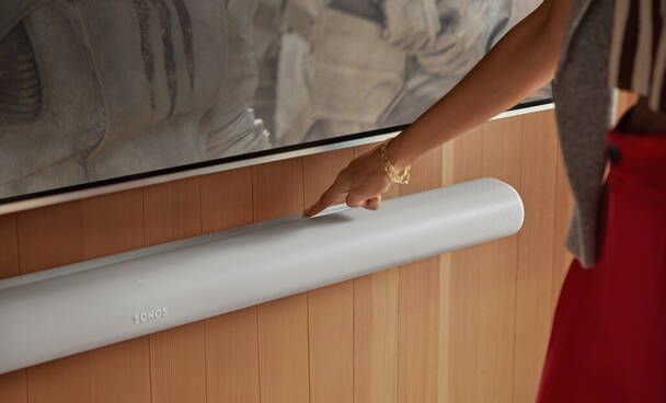 Sonos Arc Ultra im Einsatz (Foto: Sonos) Eine Frau nutzt Touch-Bedienung bei der Soundbar Sonos Arc Ultra