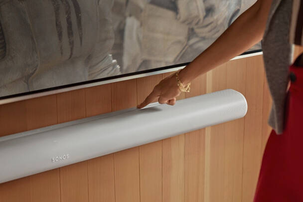 Sonos Arc Ultra im Einsatz (Foto: Sonos) Eine Frau nutzt Touch-Bedienung bei der Soundbar Sonos Arc Ultra