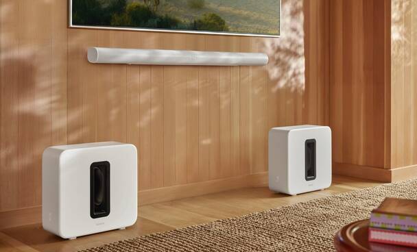Sonos SUB 4 sorgen für beeindruckende Ton-Effekte im Heimkino (Foto: Sonos) Zwei Subwoofer Sonos SUB 4 stehen unter TV mit Soundbar