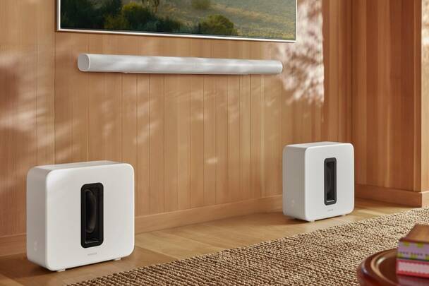 Sonos SUB 4 sorgen für beeindruckende Ton-Effekte im Heimkino (Foto: Sonos) Zwei Subwoofer Sonos SUB 4 stehen unter TV mit Soundbar