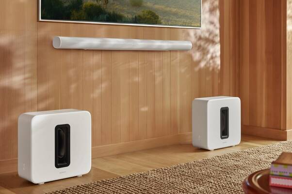 Zwei Subwoofer Sonos SUB 4 stehen unter TV mit Soundbar